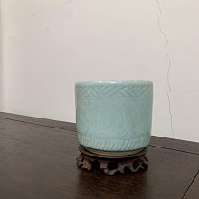 清代豆青堆花花瓶，畫工精美釉色肥潤漂亮，有磕碰修補和沖線見圖 歷史價格詳細信息