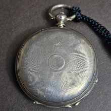 瑞士琺瑯古董小懷表，45x30mm，镍铬合金壳。开窗小钮缺失，走时正常。  不防摔，不防水，不防磁。二手商品不接受退換及 歷史價格詳細信息