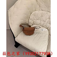 【正品】LOEWE Barcelona 24cm 三角形 金屬  全皮 肩背 方包 現貨 歷史價格詳細信息