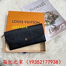 LV*卡夾 翻蓋飾有路易威登銘紋按扣，下設風琴隔層和卡片夾層。精致時尚，成就贈禮佳選。 歷史價格詳細信息